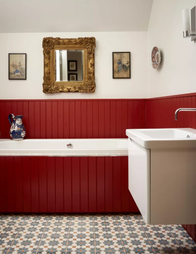 пол с узором в красной ванной