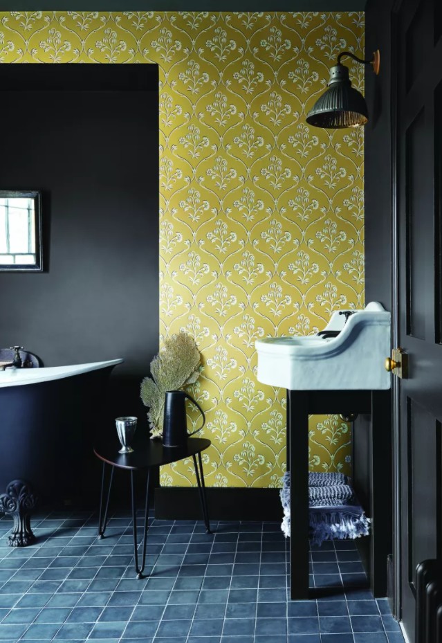 Желтые обои с черными стенами в ванной